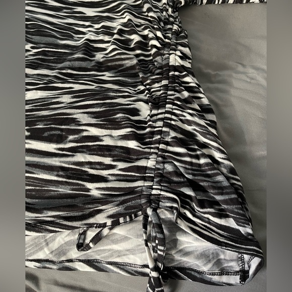 Women’s Ruched Side Sweater - Picture 5 of 6